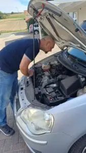 mechaniker-vorbereitung-einer-checkliste